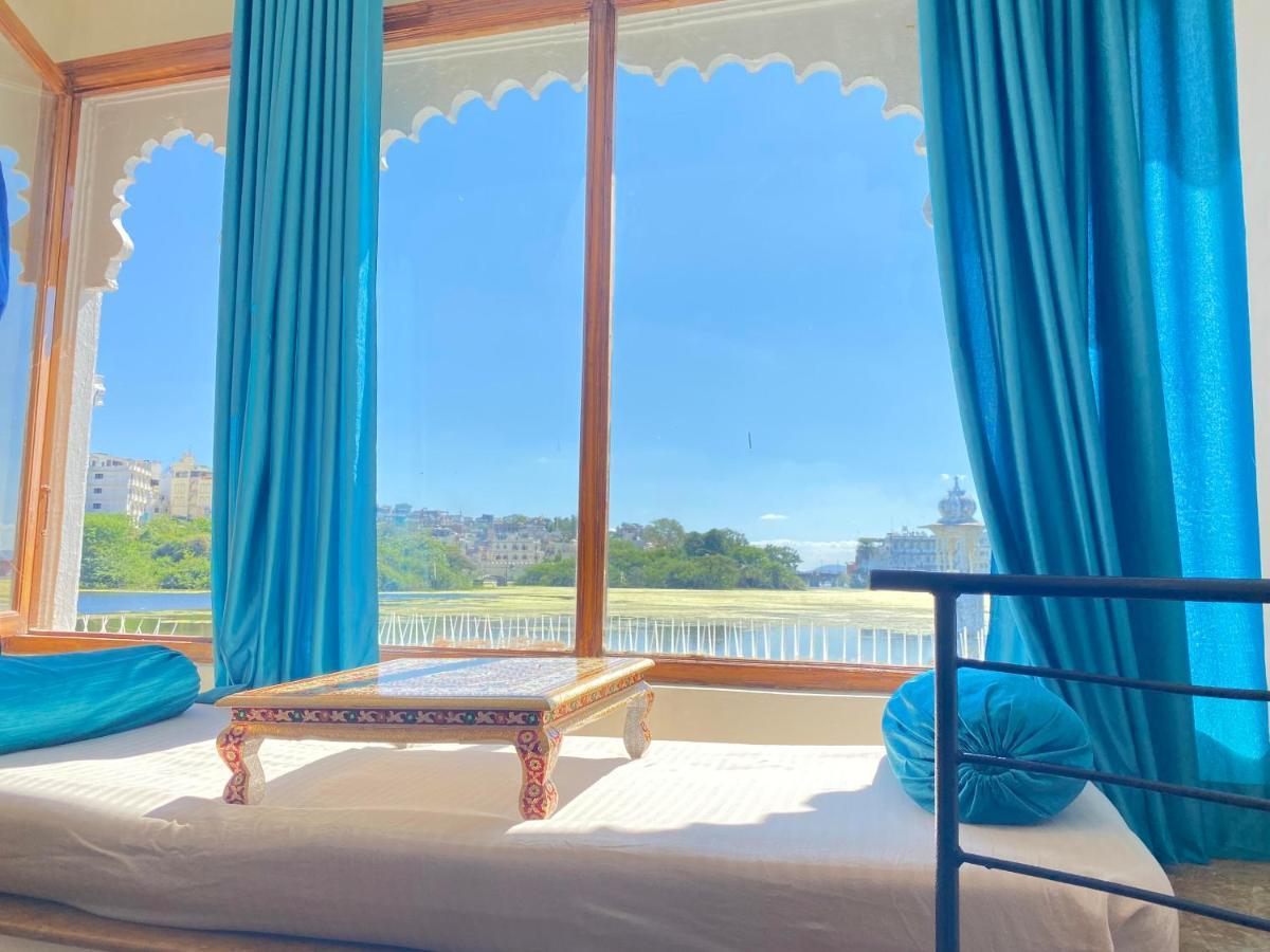 Natural Lake View Hotel Удайпур Екстер'єр фото