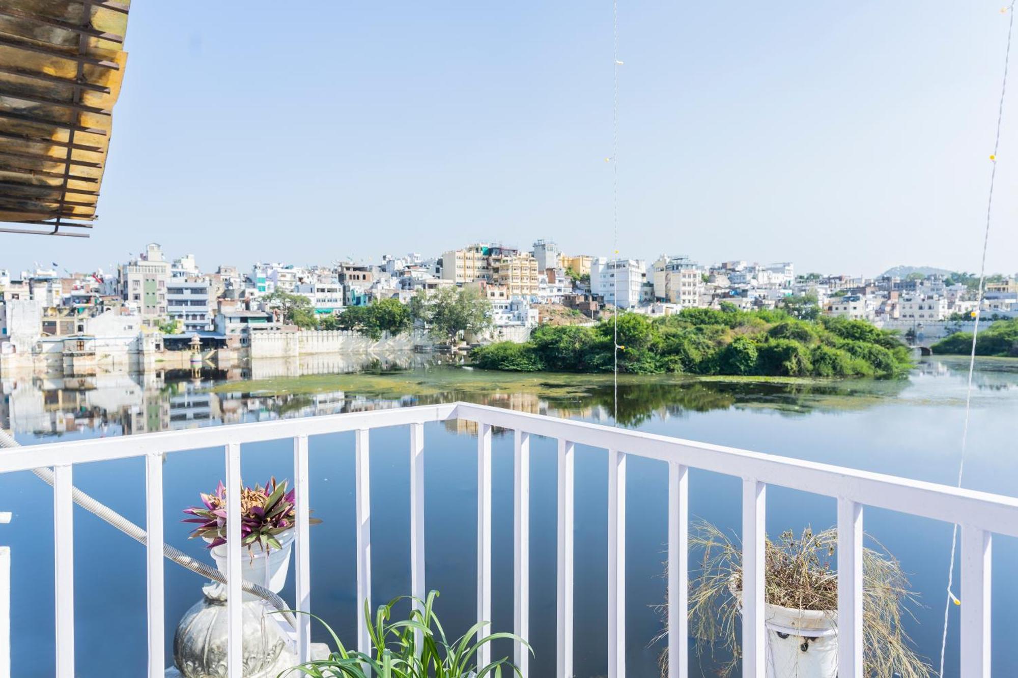 Natural Lake View Hotel Удайпур Екстер'єр фото